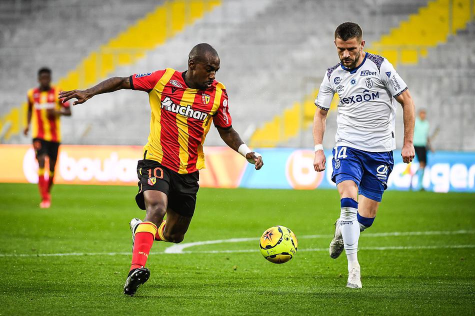 里昂训练开放日；赛前复出首秀引欢呼；法国杯在即；资深球员宣示担当的简单介绍